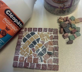 Atelier enfants au Musée des papillons : Sous-verres en mosaïques