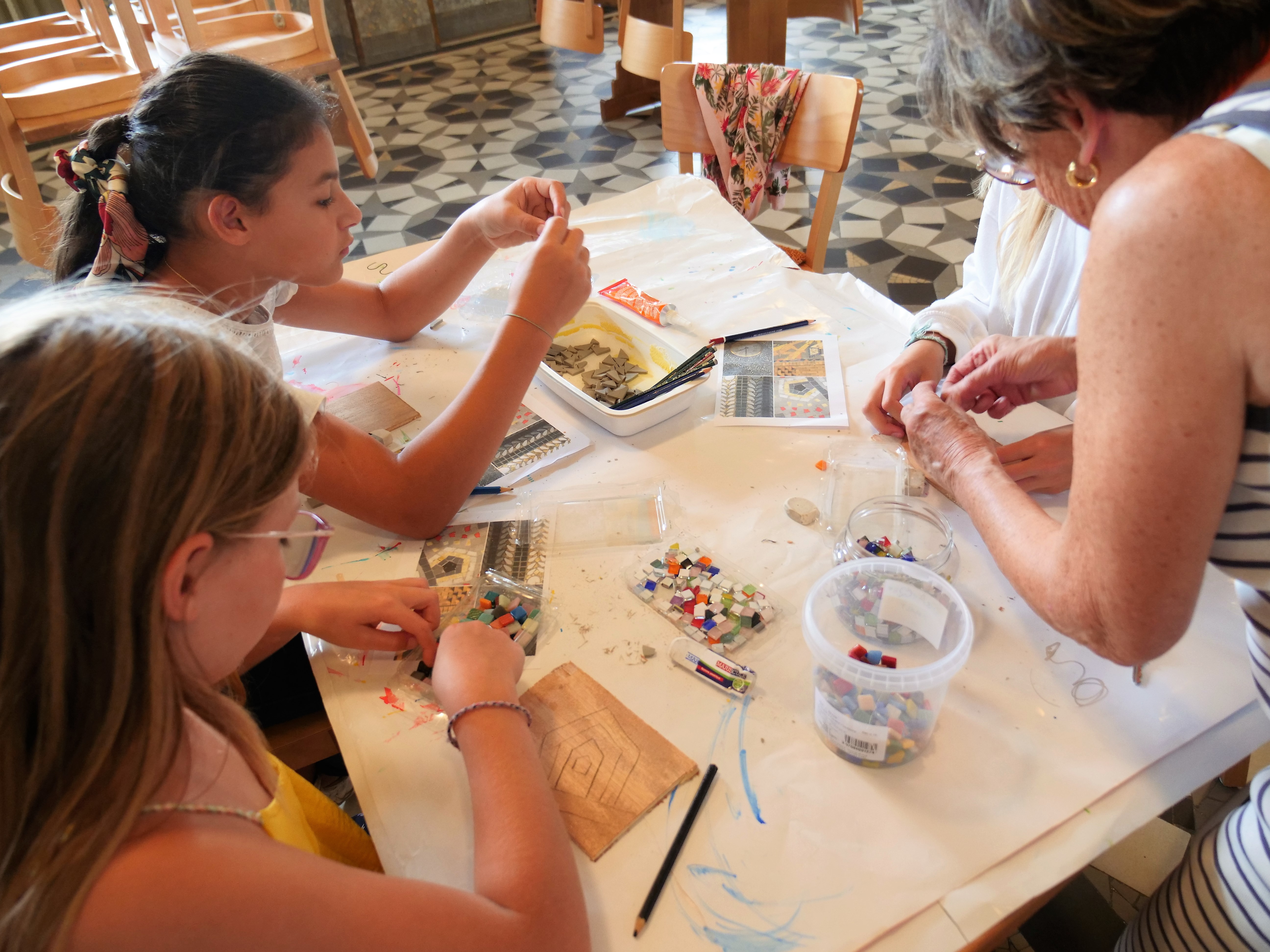 Les petits experts du patrimoine : Mosaïstes en herbe au buffet de la gare