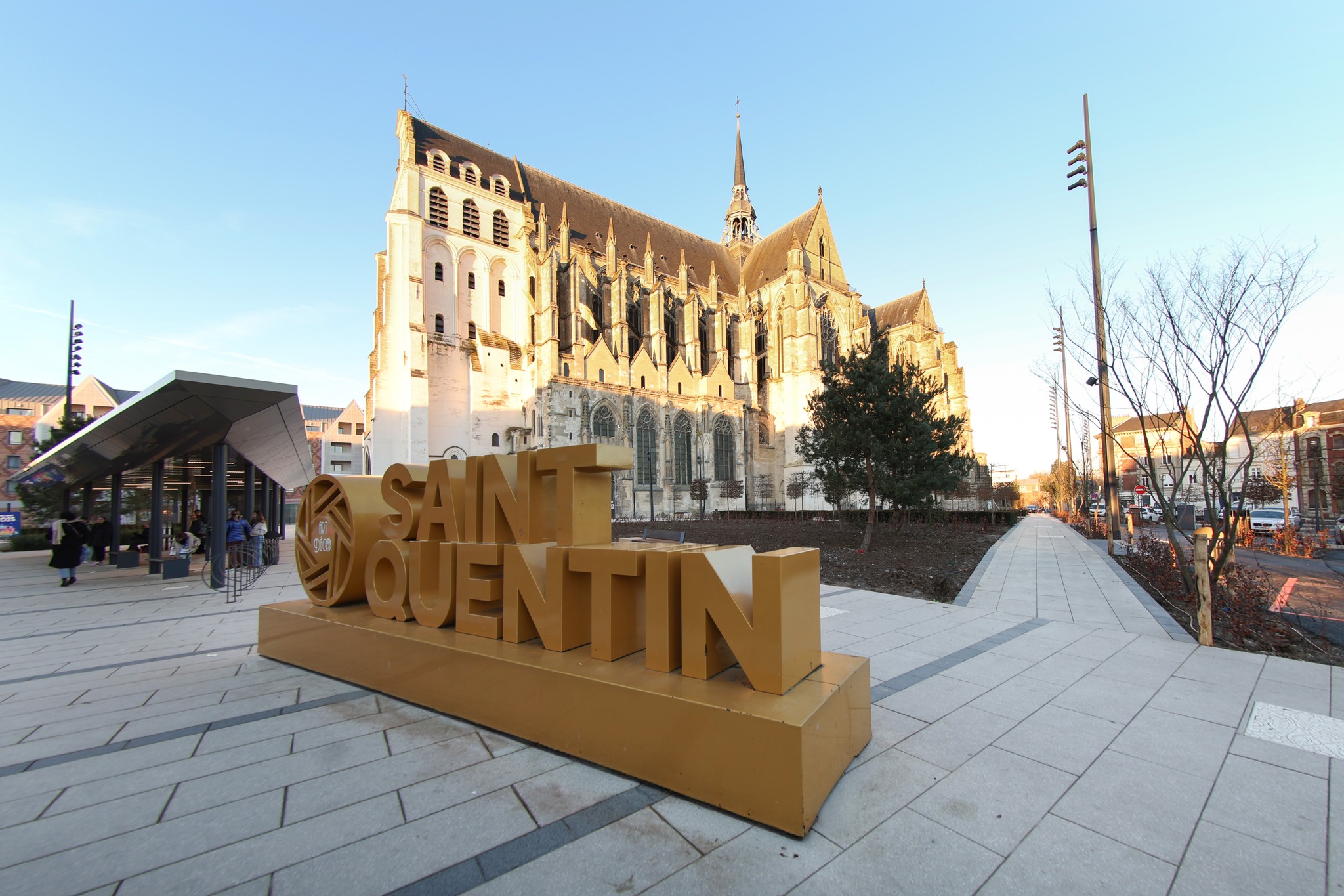 Visite guidée : Du quartier canonial au parvis, exploration autour de la basilique
