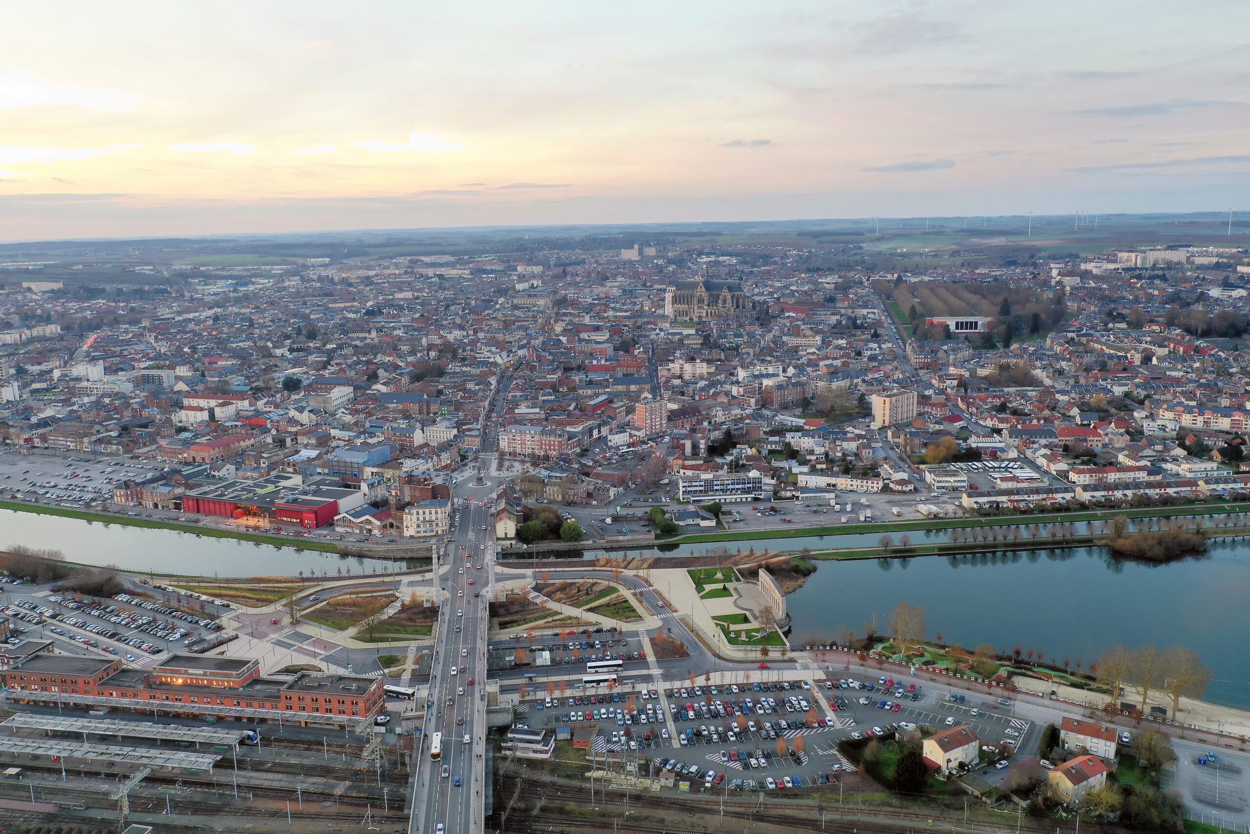 destination saint quentin tourisme centre ville st quentin drone scaled - Office de tourisme du Saint-Quentinois