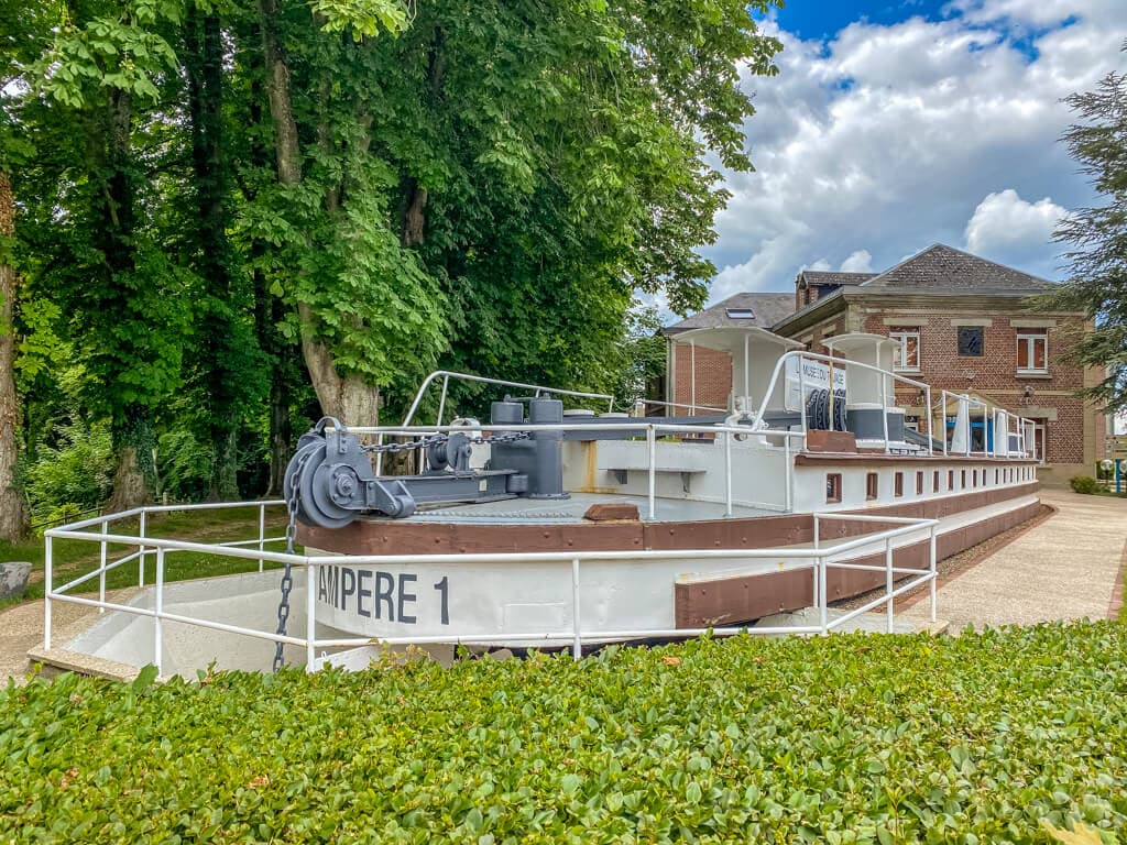 Toueur boat - Office de tourisme du Saint-Quentinois