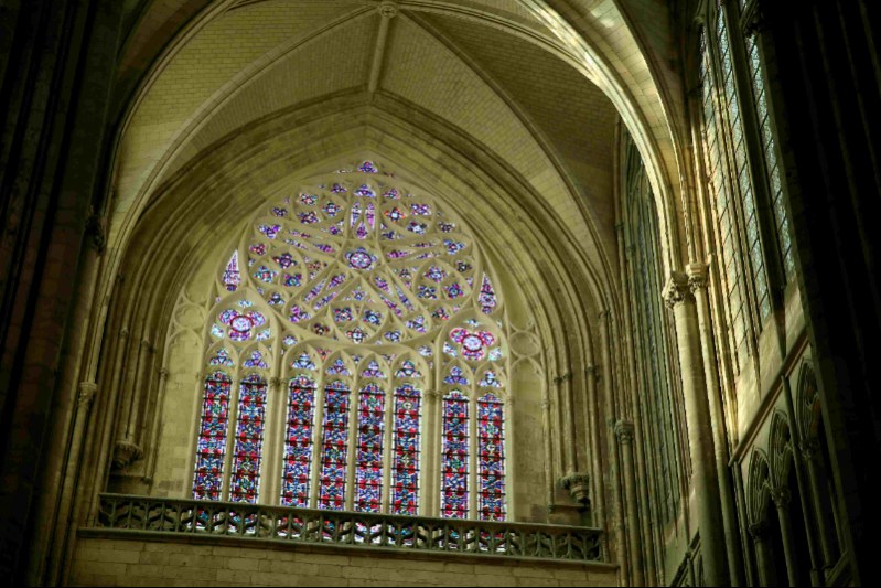 De la collégiale à la Basilique : 900 ans d'histoire et d'architecture 1 De la collégiale à la Basilique : 900 ans d'histoire et d'architecture